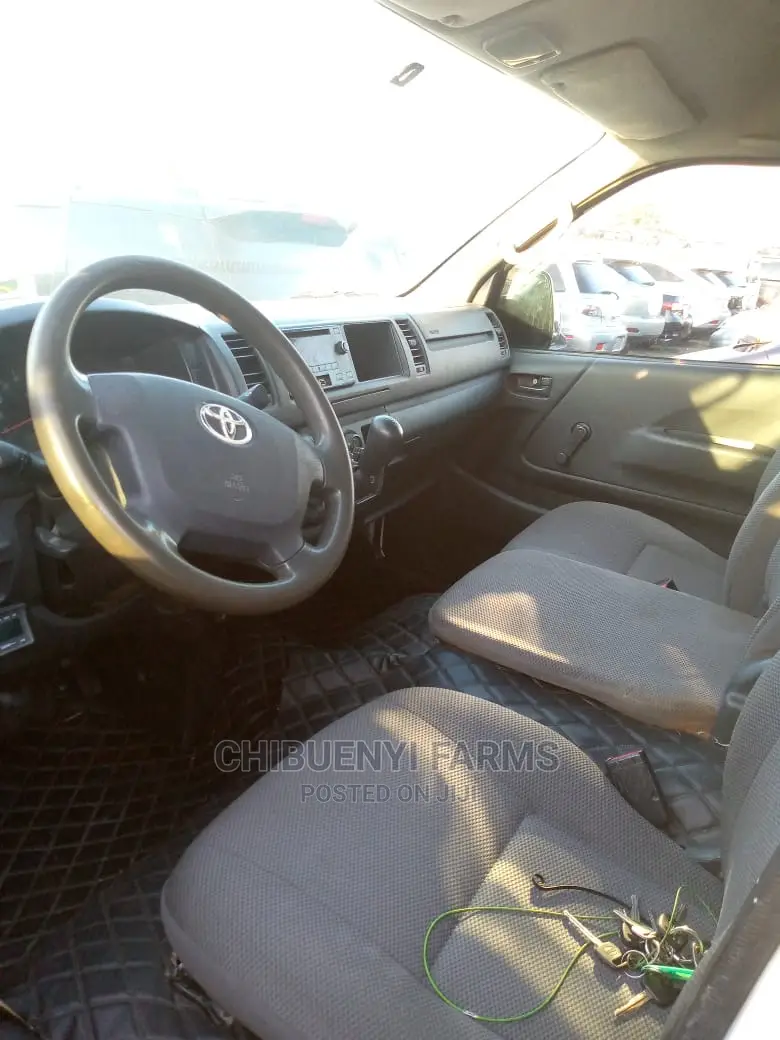 Toyota HiAce 2011 White