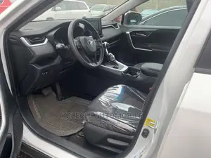 Toyota RAV4 XLE AWD 2020 White
