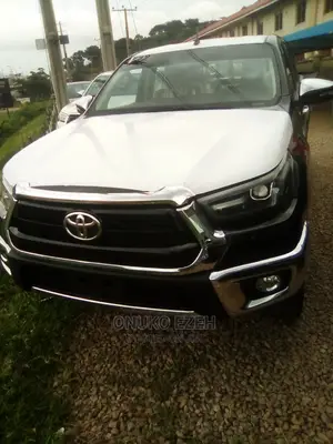 New Toyota Hilux 2021 Black