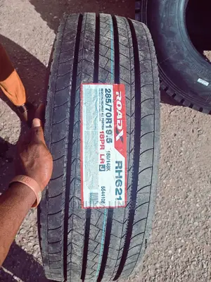 285/70r19.5 Roadx Tire