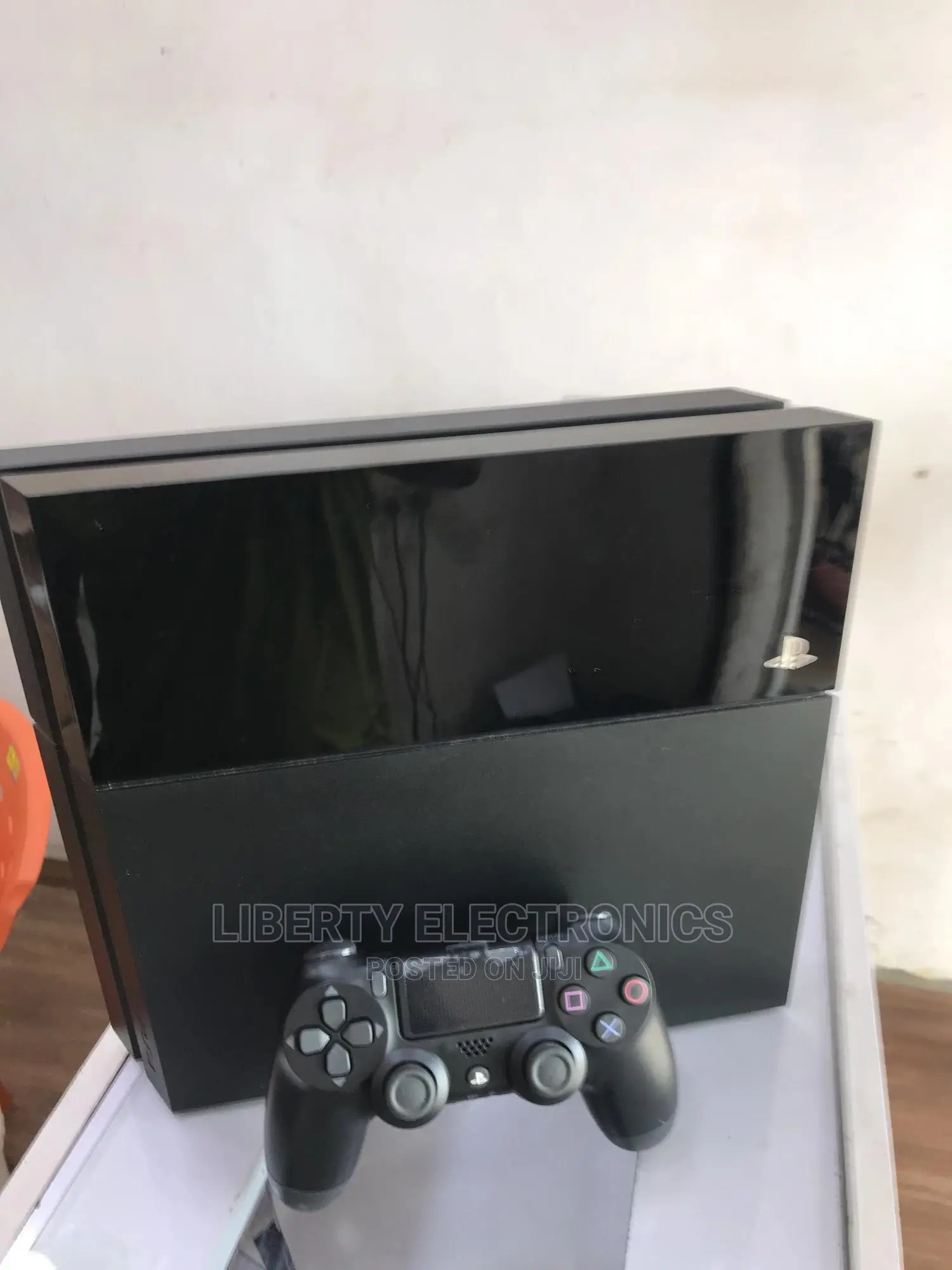 Clean Ps4 Regular + 1controller Fifa 25, Gow Ragnarok, M