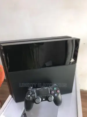 Clean Ps4 Regular + 1controller Fifa 25, Gow Ragnarok, M