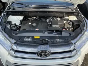 Toyota Highlander XLE 4x4 V6 (3.5L 6cyl 8A) 2018 White