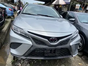 Toyota Camry SE FWD 2020 Silver