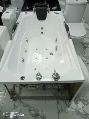 Single Jacuzzi