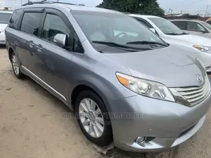 Toyota Sienna XLE AWD 7-Passenger 2013 Gray
