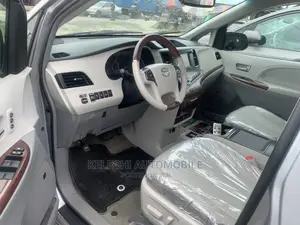 Toyota Sienna XLE AWD 7-Passenger 2013 Gray
