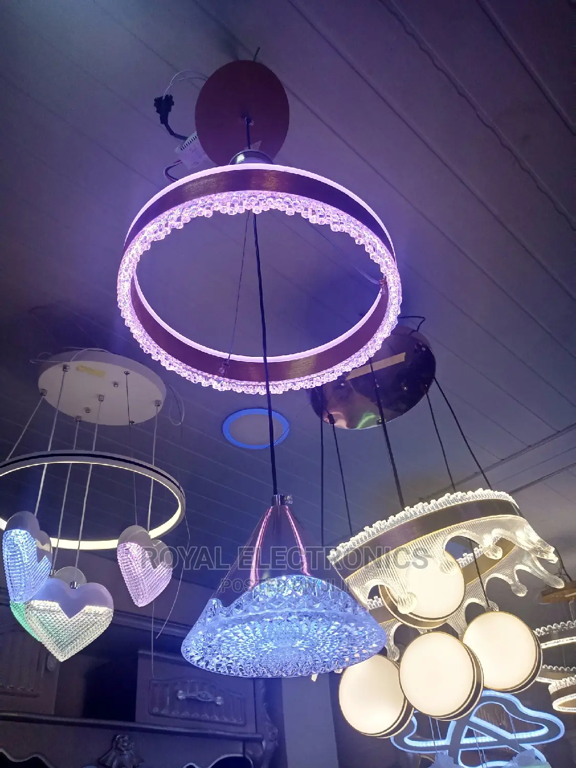 World Class Single Dropping Chandelier Light