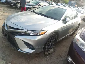 Toyota Camry XLE FWD 2020 Silver