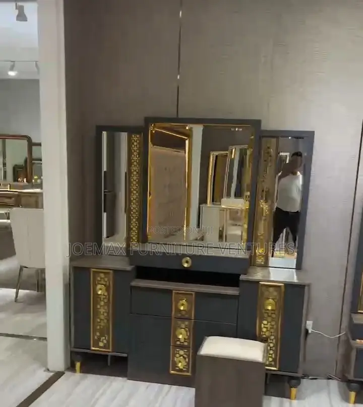 Turkey Bed With Dressing Mirror .