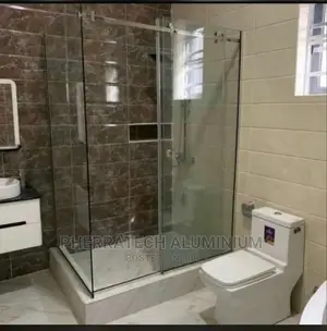 Cubicle and Frameless Rail