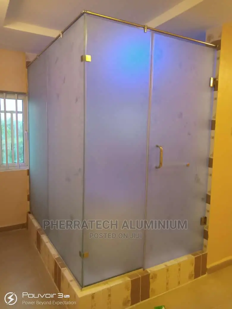 Cubicle and Frameless Rail
