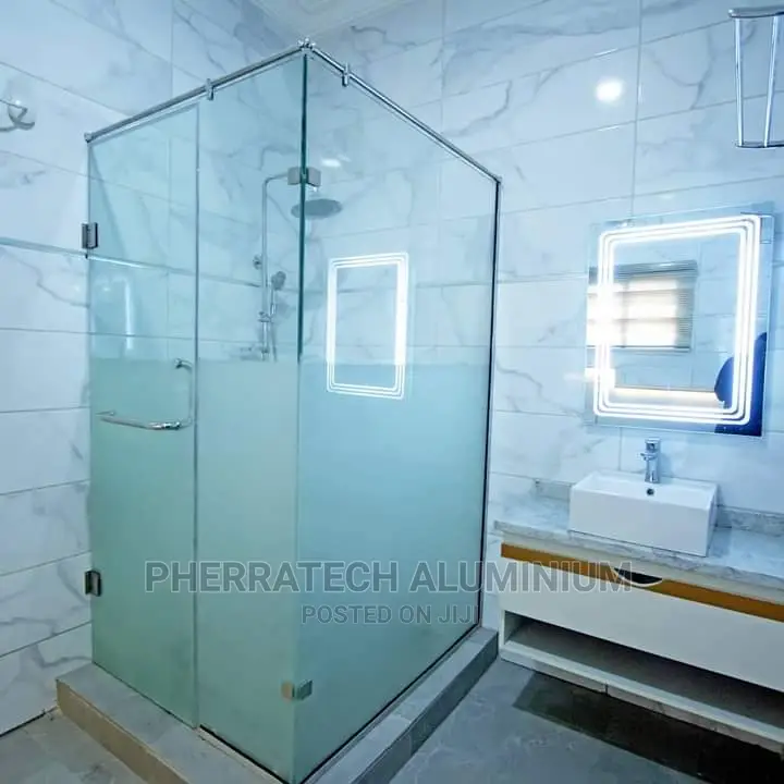 Cubicle and Frameless Rail