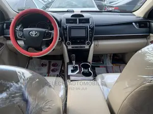 Toyota Camry XLE 4dr Sedan (2.5L 4cyl 6A) 2013 Red