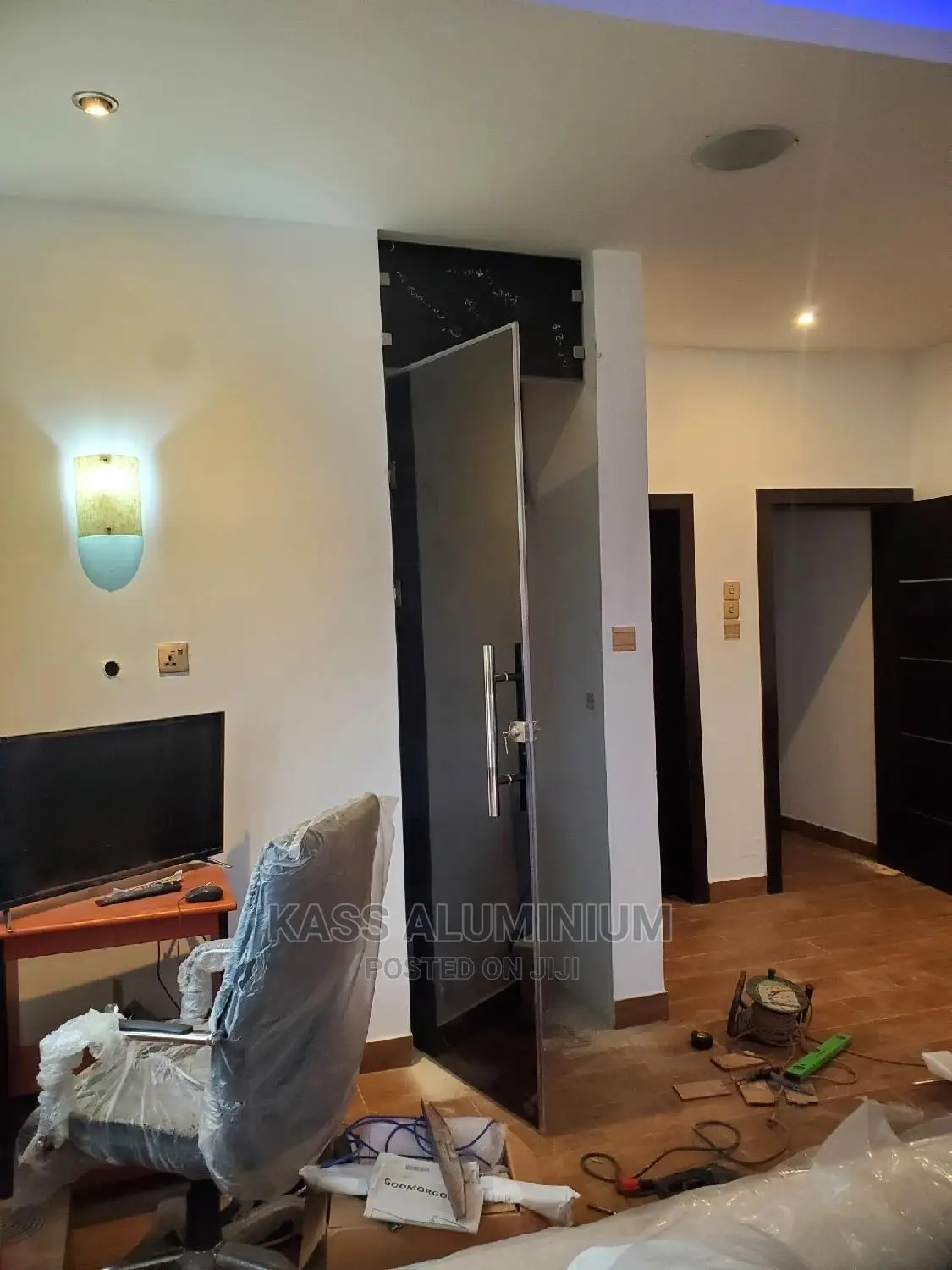 Dark Hinge Door Glass