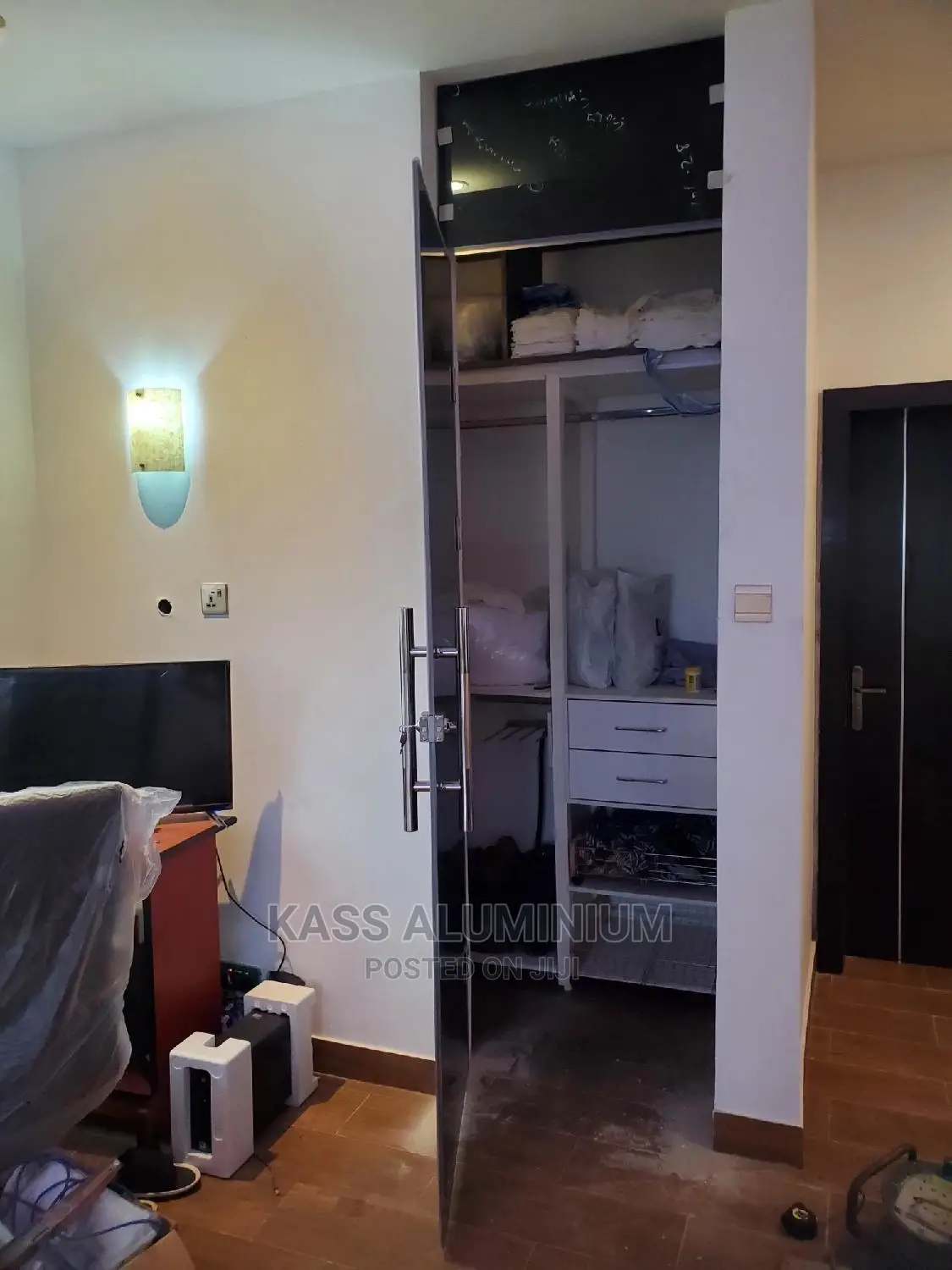 Dark Hinge Door Glass