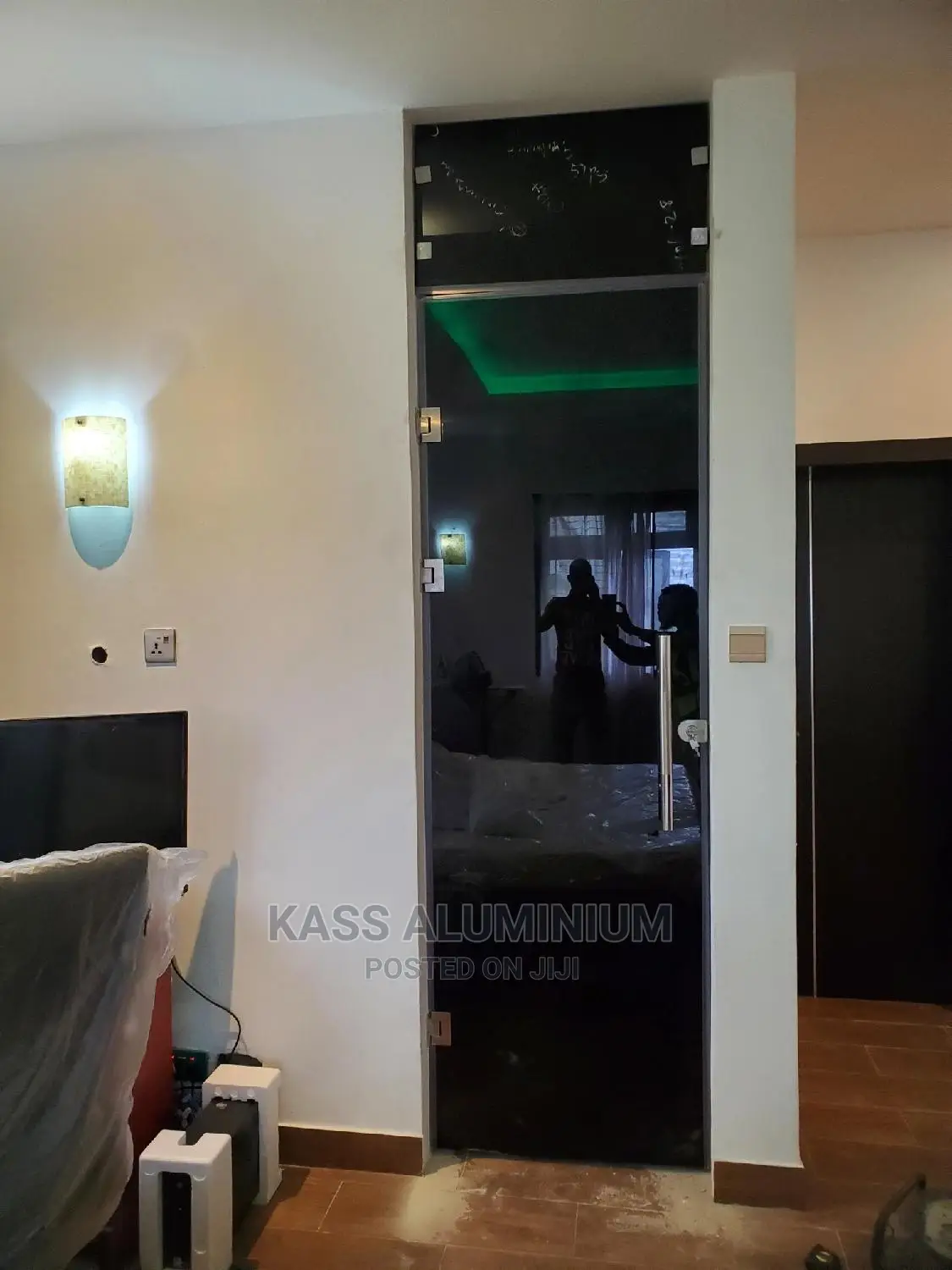 Dark Hinge Door Glass