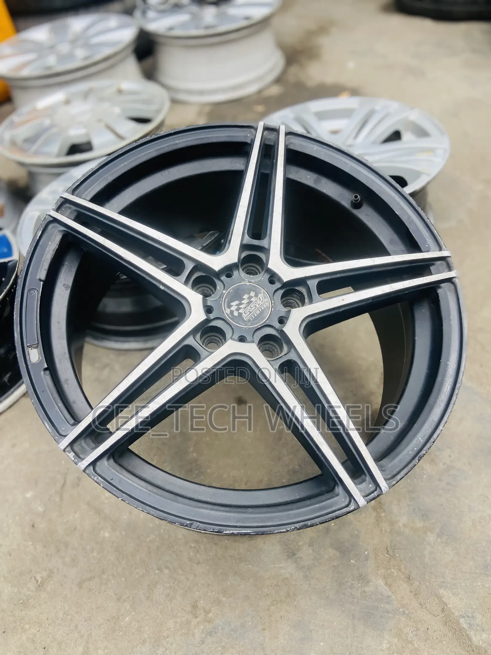 5 Finger Design Alloyed Wheels