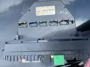 E350 Front Fusebox Sam W212