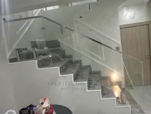 Frameless Glass Staircase Temp