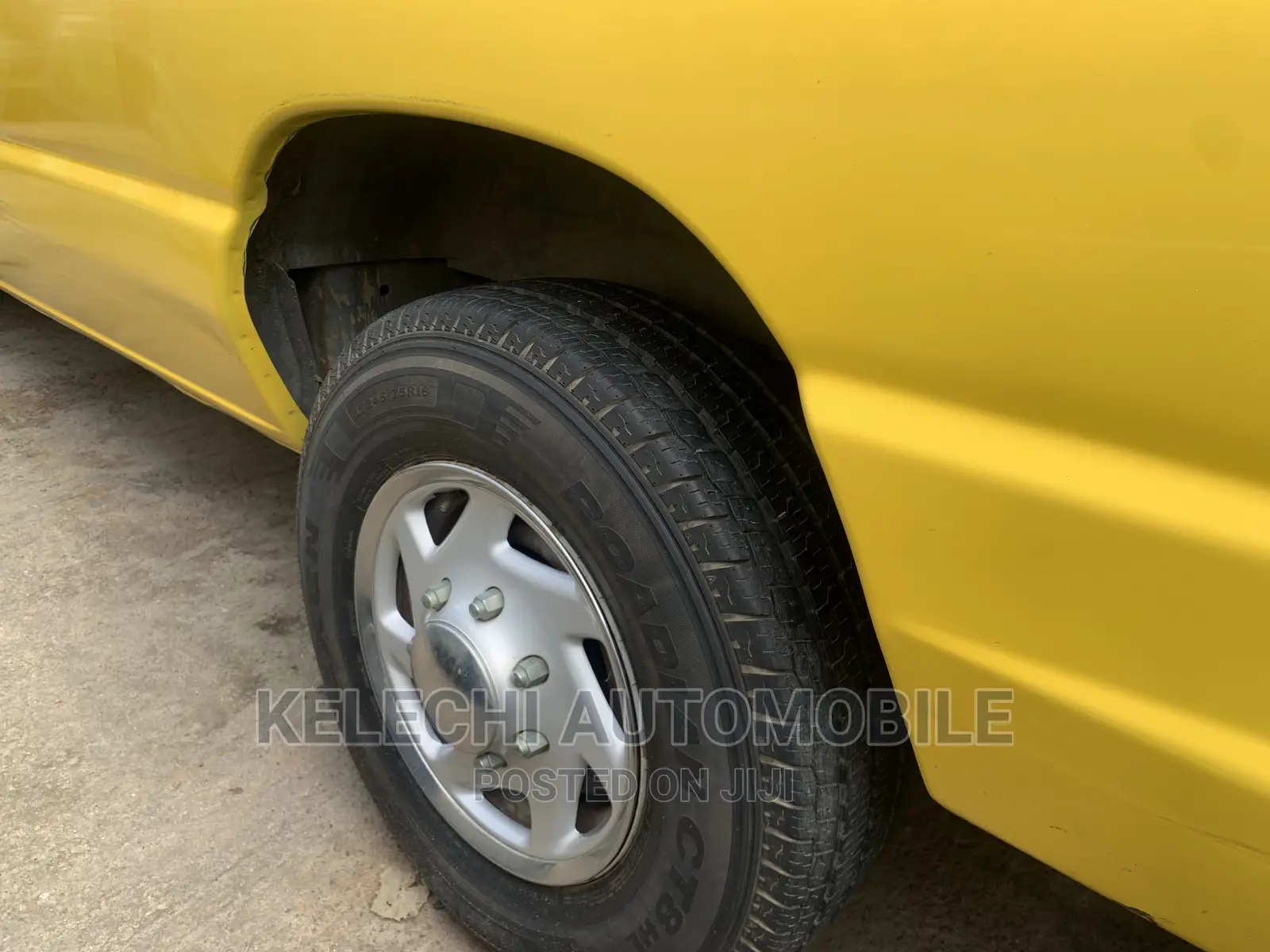 Ford E350 2009 Yellow