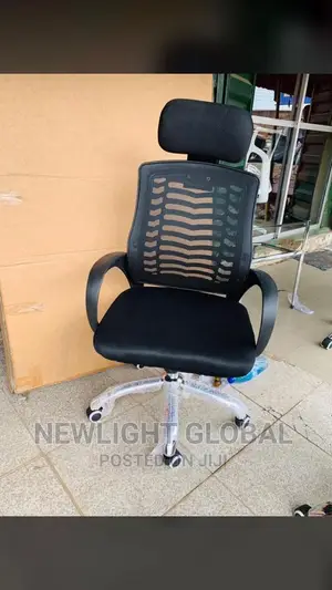 Victory Chair Wit Head Dress