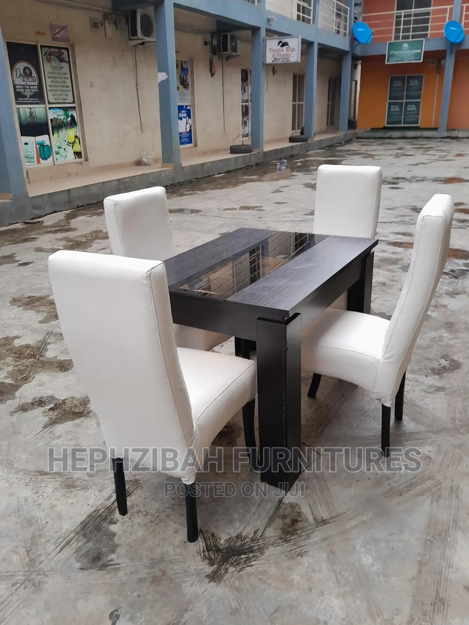 4 Seater Dining With Middle Glass