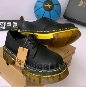 2023 Dr Martens Chukka Boots