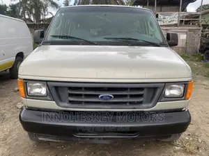 Photo - Ford E350 2006 White