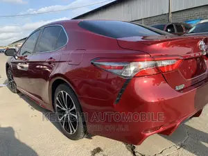 Toyota Camry SE FWD (2.5L 4cyl 8AM) 2018 Red