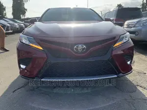 Toyota Camry SE FWD (2.5L 4cyl 8AM) 2018 Red