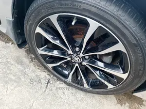Toyota Corolla SE (1.8L 4cyl 2A) 2018 Silver