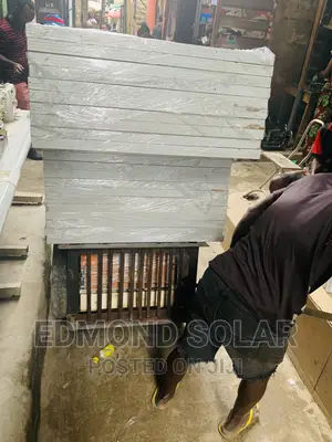 Quality 300W Mono Crystalline Solar Panel.