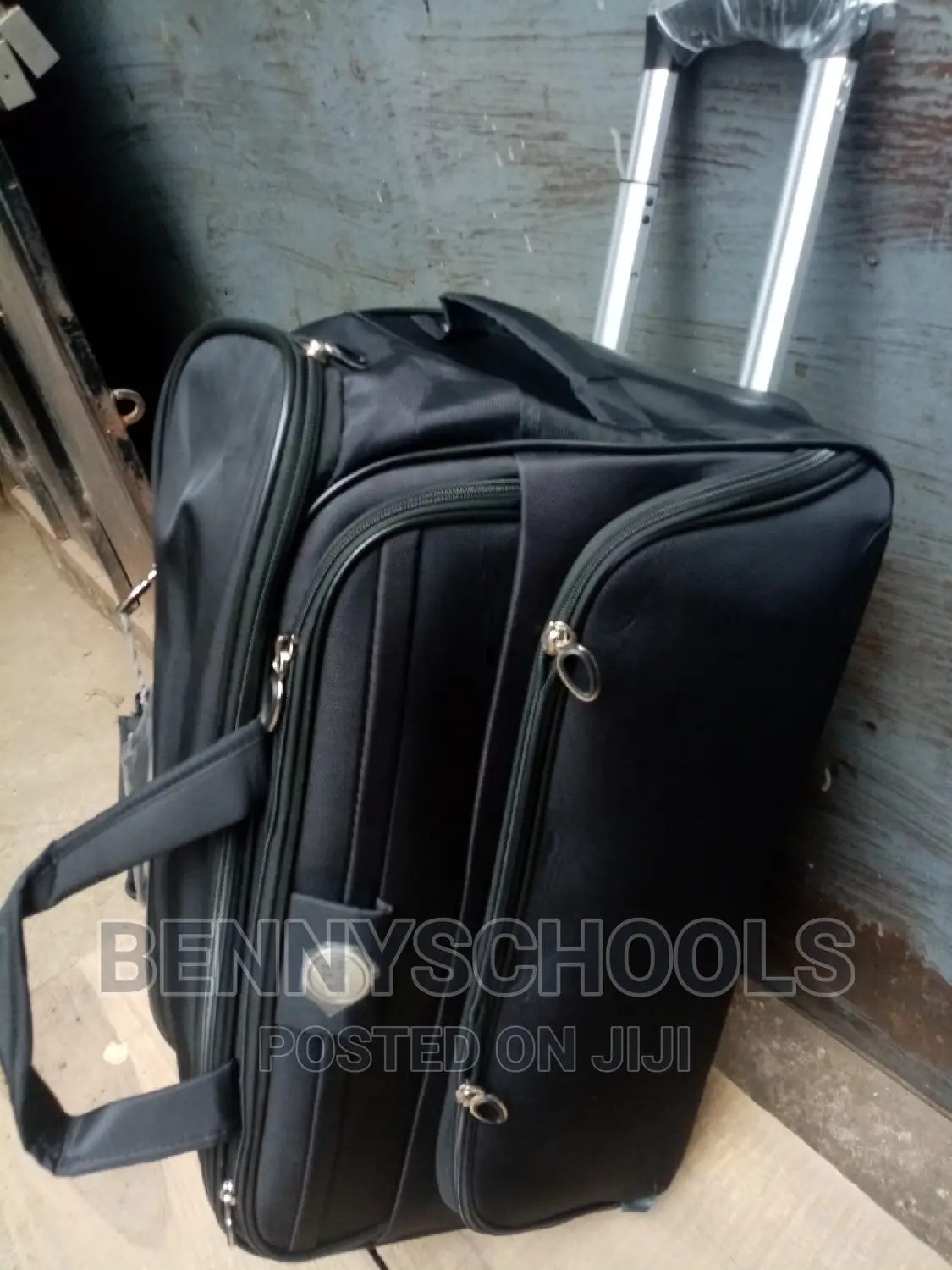 Medium Black Star Express Traveling Luggage Bag Wt Trolleys