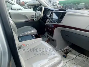 Toyota Sienna XLE AWD 7-Passenger 2013 Silver