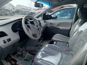 Toyota Sienna XLE AWD 7-Passenger 2013 Silver