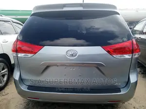 Toyota Sienna XLE AWD 7-Passenger 2013 Silver