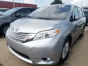 Toyota Sienna XLE AWD 7-Passenger 2013 Silver