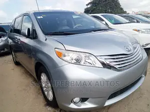 Toyota Sienna XLE AWD 7-Passenger 2013 Silver