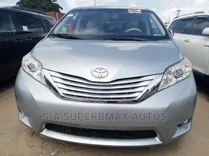 Toyota Sienna XLE AWD 7-Passenger 2013 Silver