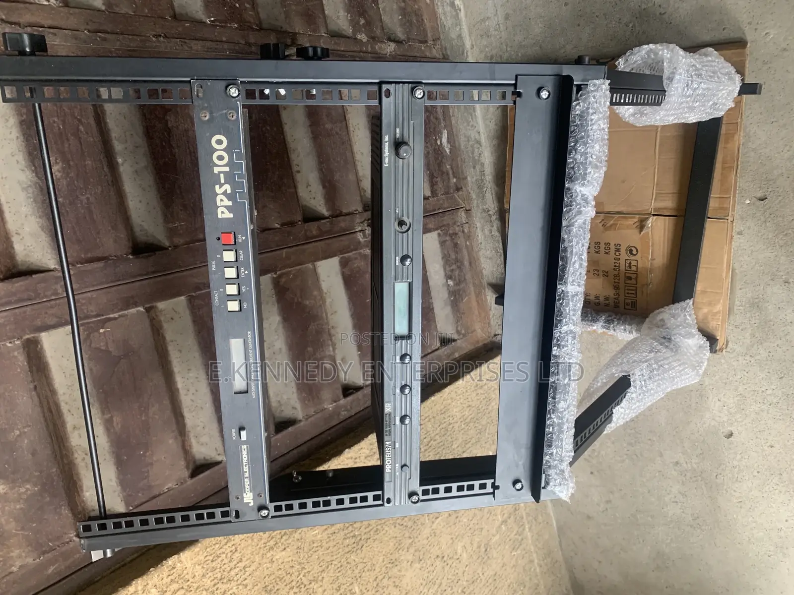 Professional Adjustable Black Iron Mixer/Amplifier Rack