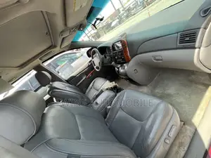 Toyota Sienna 2007 Red
