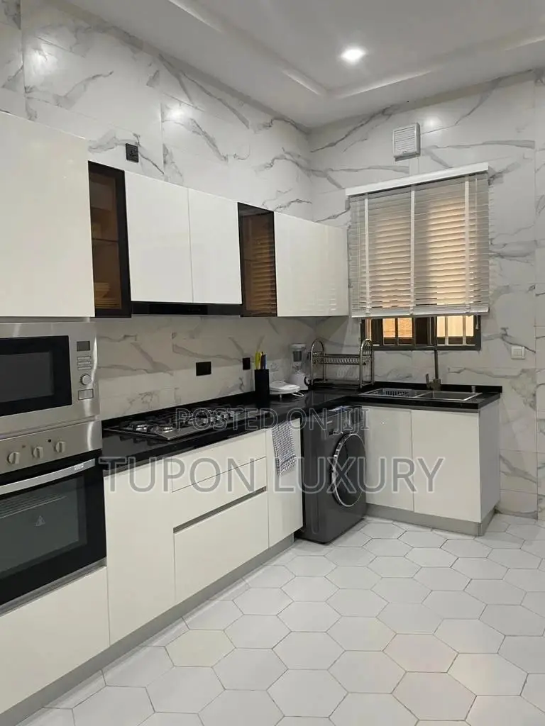 4 Bedroom Waterfront Apattmsnt