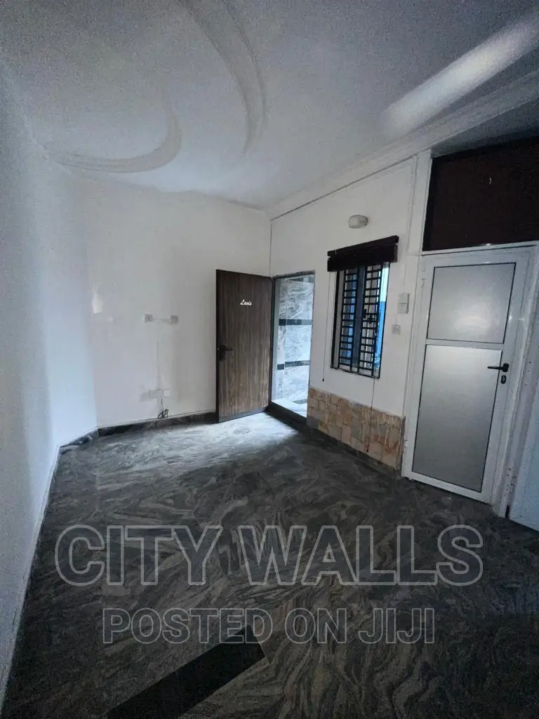 Mini Flat in Chevron for rent