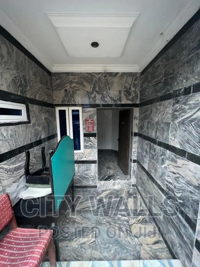 Mini Flat in Chevron for rent