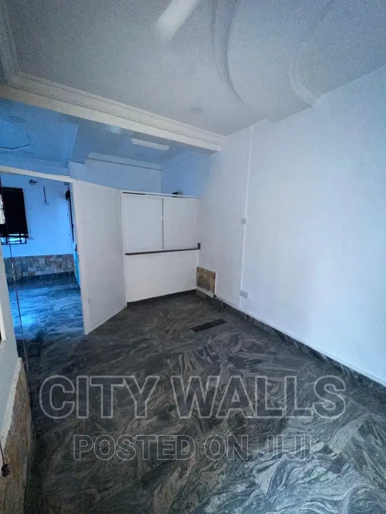 Mini Flat in Chevron for rent