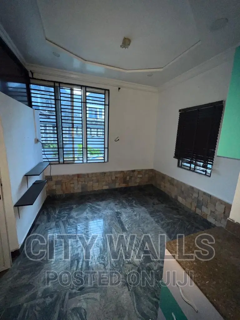 Mini Flat in Chevron for rent