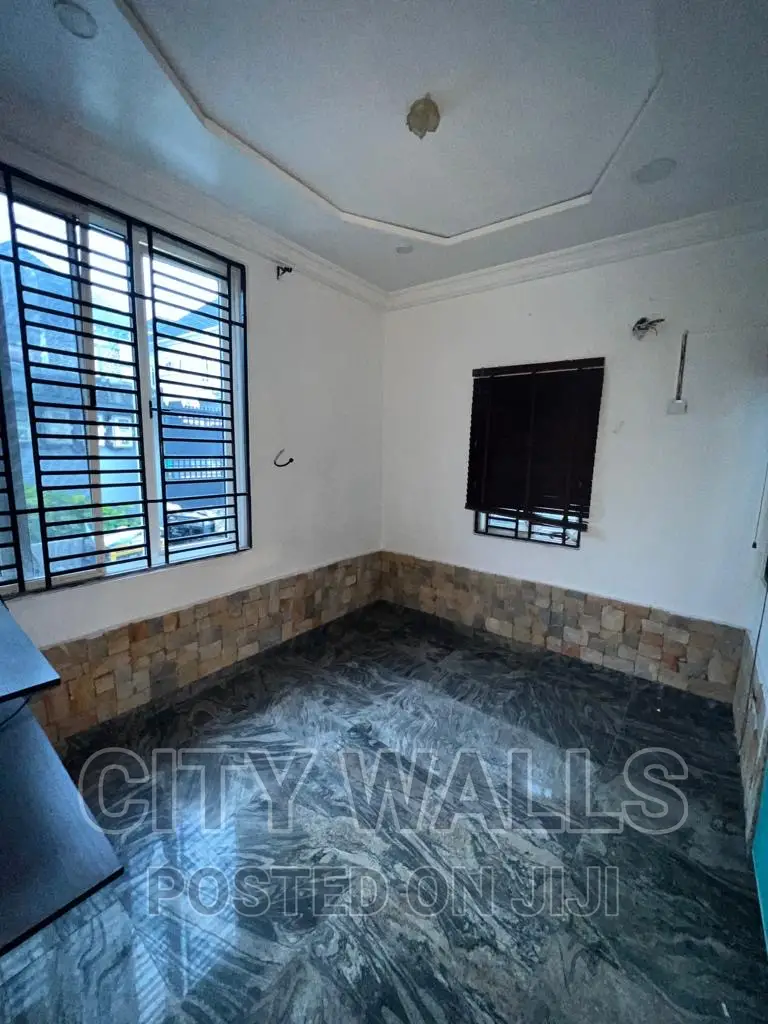 Mini Flat in Chevron for rent