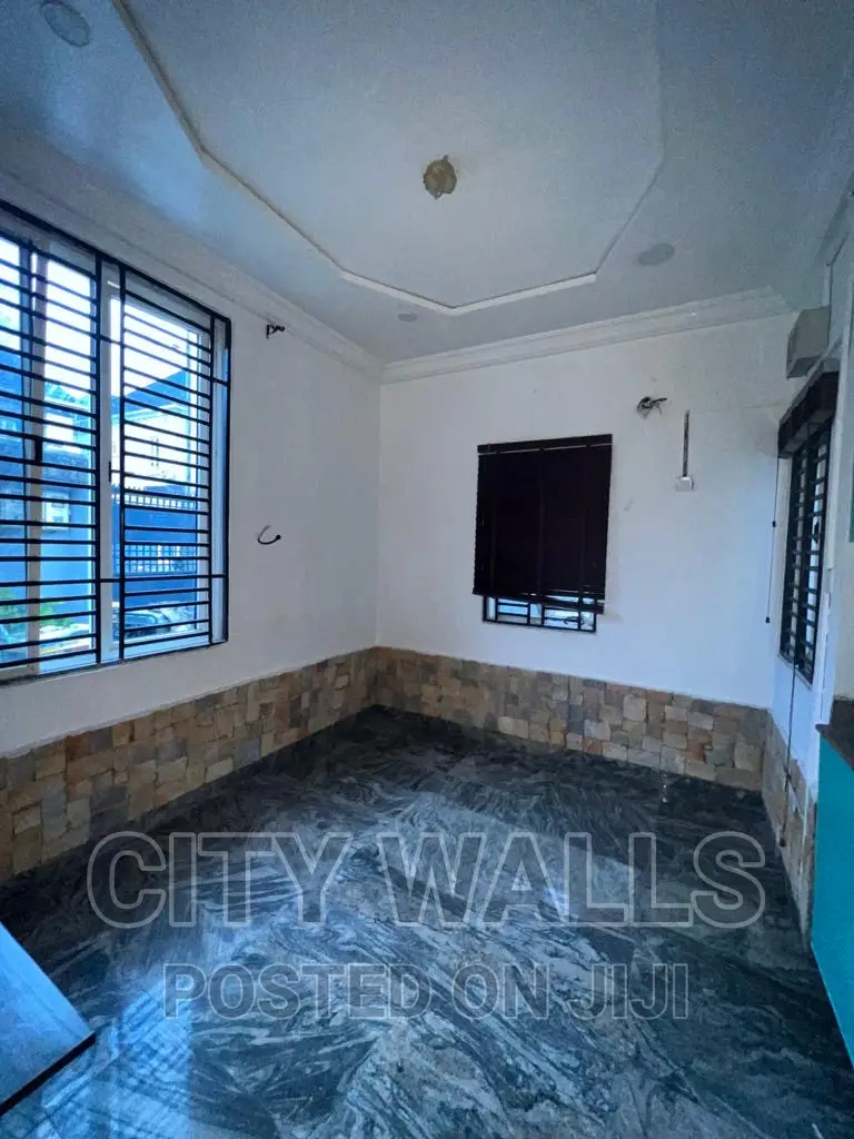Mini Flat in Chevron for rent