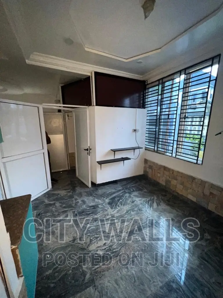 Mini Flat in Chevron for rent